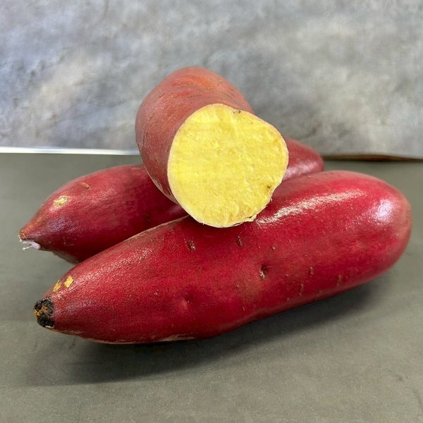 あまはづきの断面。鮮やかな紅色の皮と、やわらかな黄色の肉質